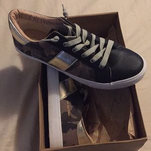 Vintage Havana Camo Sneakers size 9